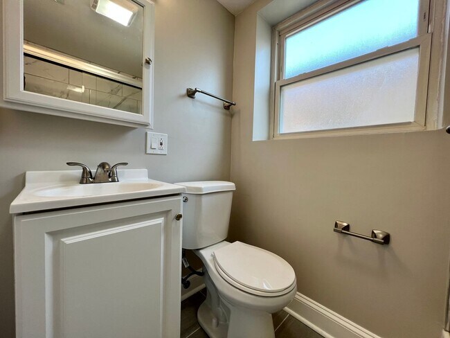 Building Photo - 6021 N Fairfield Ave Unit 2E