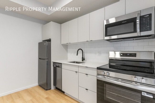Building Photo - Modern 1 Bed, 1 Bath Basement/Lower | No P...