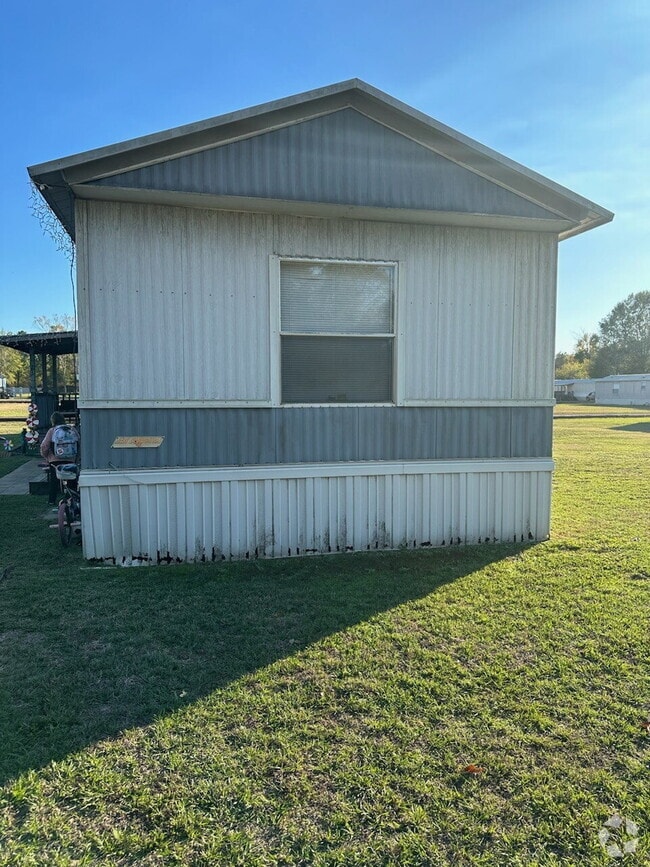 Building Photo - Charming 2-Bed, 2-Bath Mobile Home Oasis i...