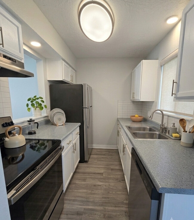 Building Photo - Meadowlark Apartments