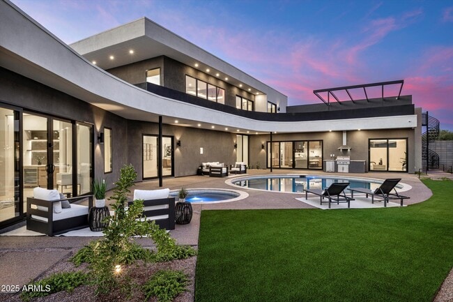 Building Photo - 1831 E Palmaire Ave