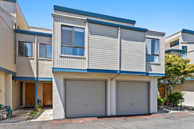Building Photo - 2Br/2Ba - 1 Car Garage Townhouse in the He...