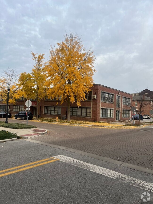 Building Photo - Trendy Downtown... 1 Bedroom Bath Unit Apt. 9