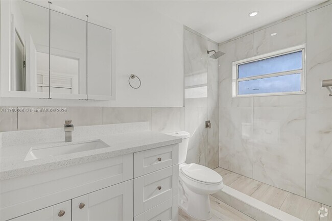 Building Photo - 1619-1621 NW 8th Ave Unit 1619 Rental