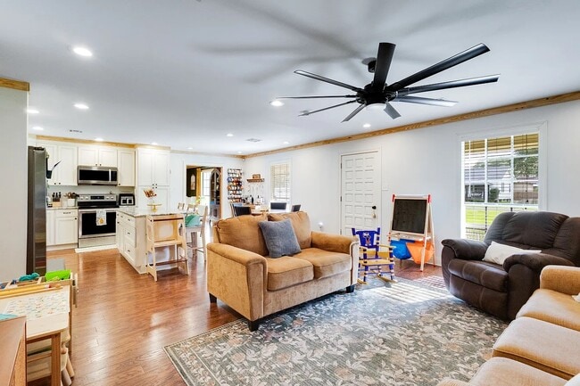 Photo - 120 Roxanne Dr