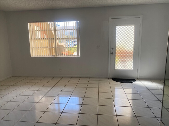 Photo - 785 Burgundy St