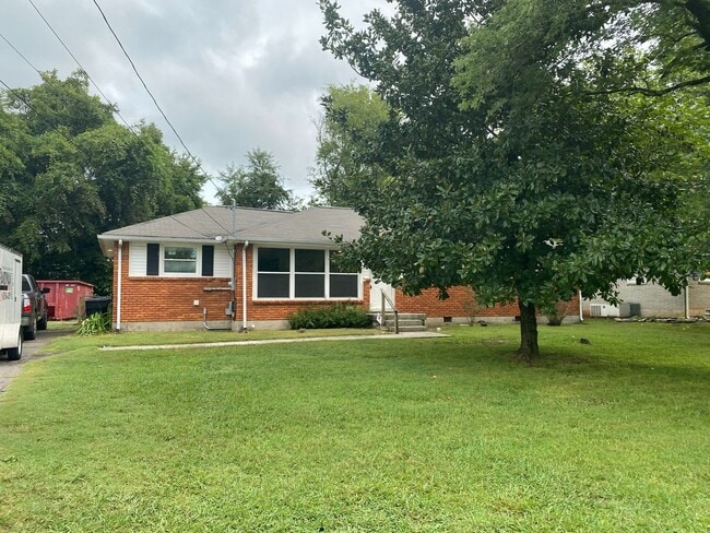 Awesome 4 or 5 Bedroom with 1.5 bath - Awesome 4 or 5 Bedroom with 1.5 bath House