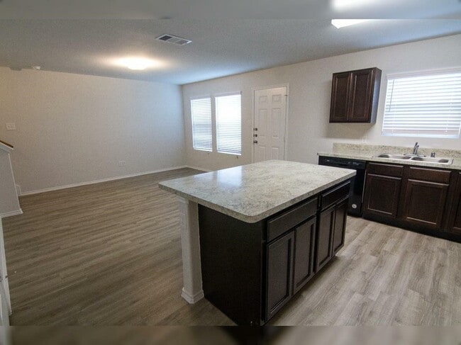 Building Photo - 4019 Silver Ranch Rd Rental