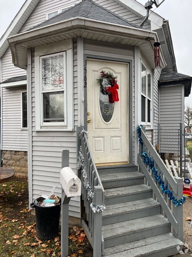 Building Photo - 4 Bedroom Single-Family Home in Milwaukee