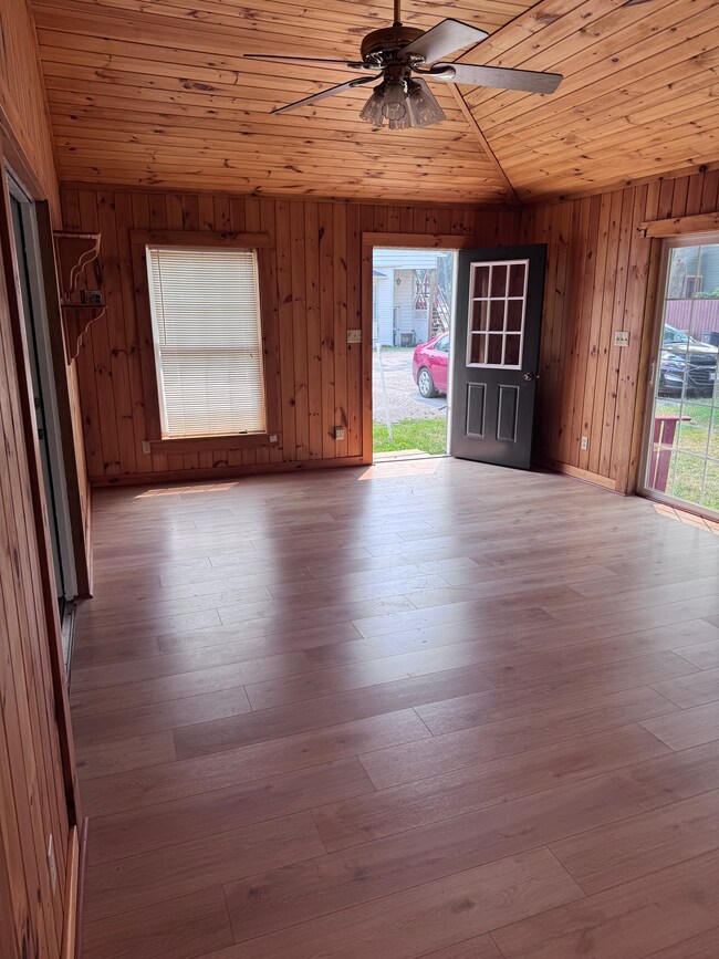 Bonus Room - 906 West Ave Unit Apt B