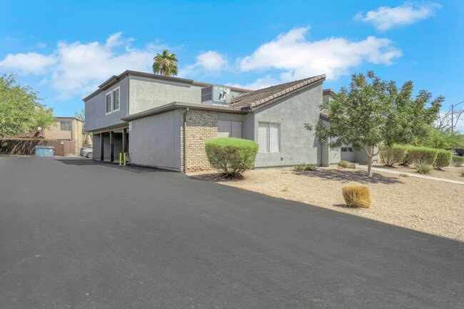 Building Photo - 1520 Hialeah Dr Rental