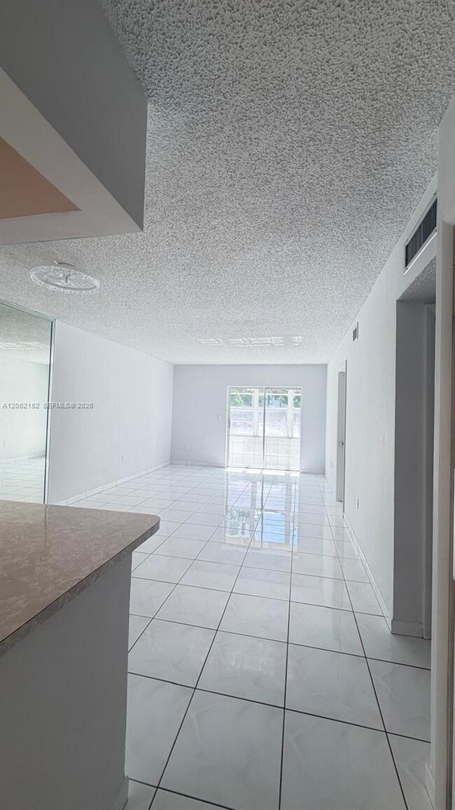 Building Photo - 120 Royal Palm Rd Unit 111