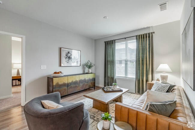 2BR, 2BA - 1,206SF - Living Room - Perimeter Pointe