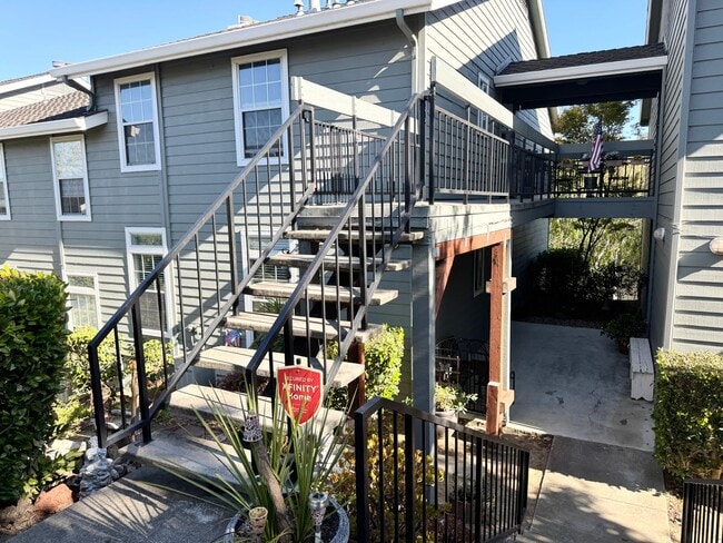 Building Photo - Perfect Shape Upgraded Pleasanton Condo wi...