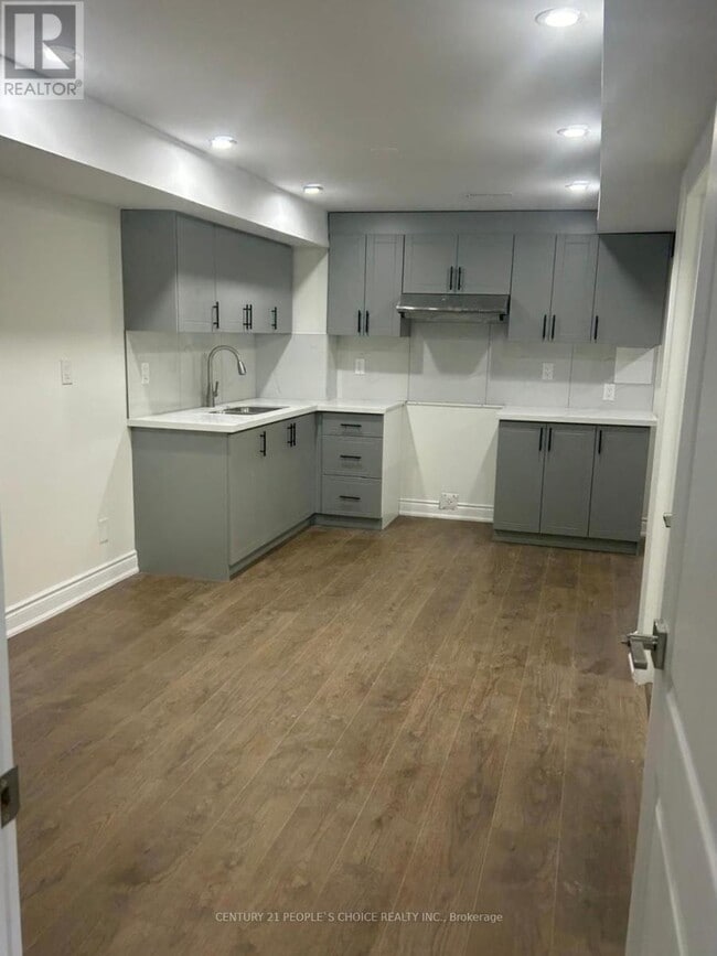 Photo - 569 Willmott Crescent