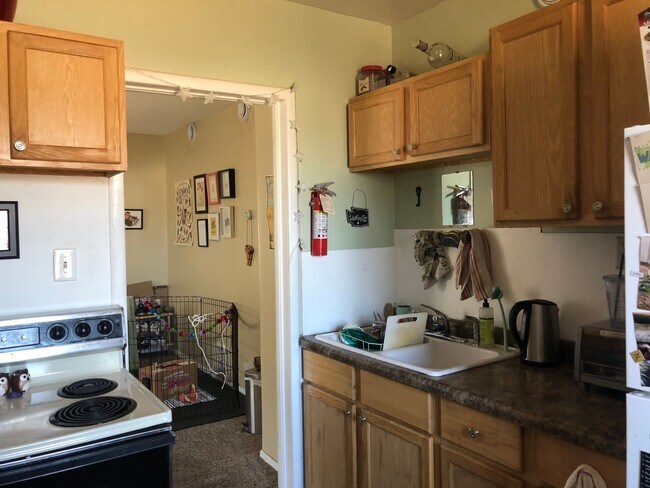 Photo - AVAILABLE JUNE - 2 BED 1 BATH Unidad #2