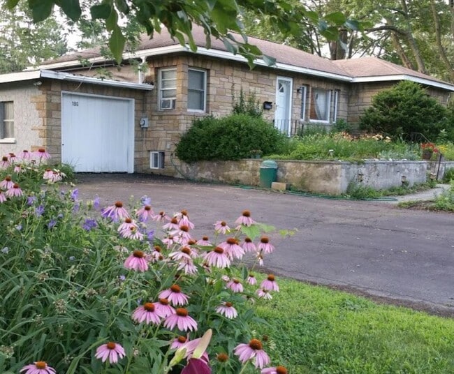 Photo - 186 White St