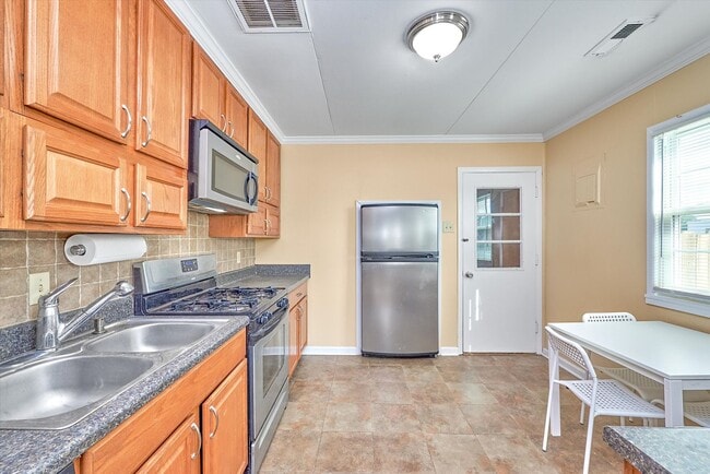 2015 Kensington Dr