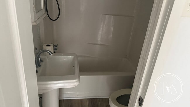 Photo - 627 W 48th St