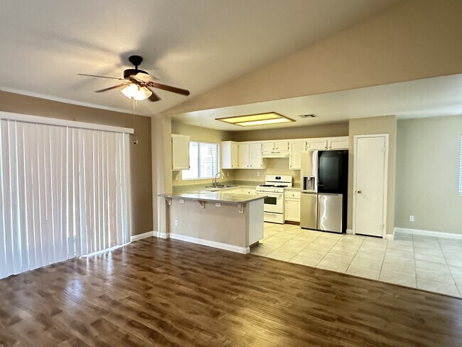 Photo - 320 Mirasol Way