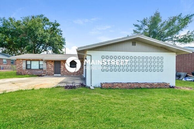 Building Photo - 3 Bedroom Pet-Friendly Home in TITUSVILLE, FL with Main Street Renewal