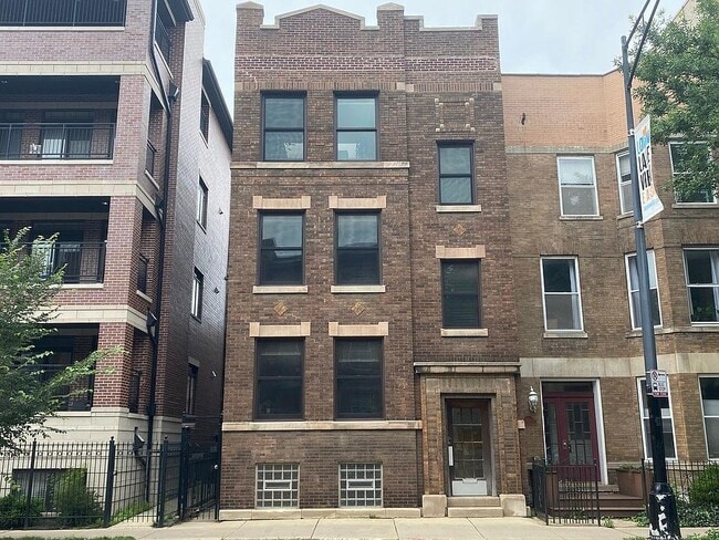 Building Photo - 852 W Diversey Pkwy Unit 3F