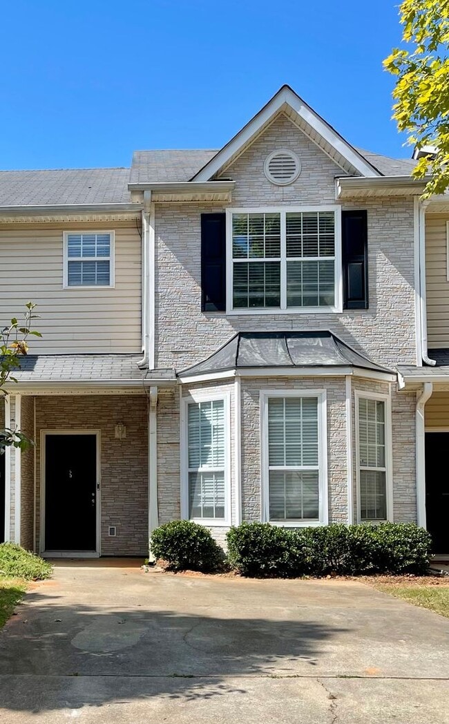 Building Photo - Updated 3 Bed/2.5 Bath Town Home Located I...