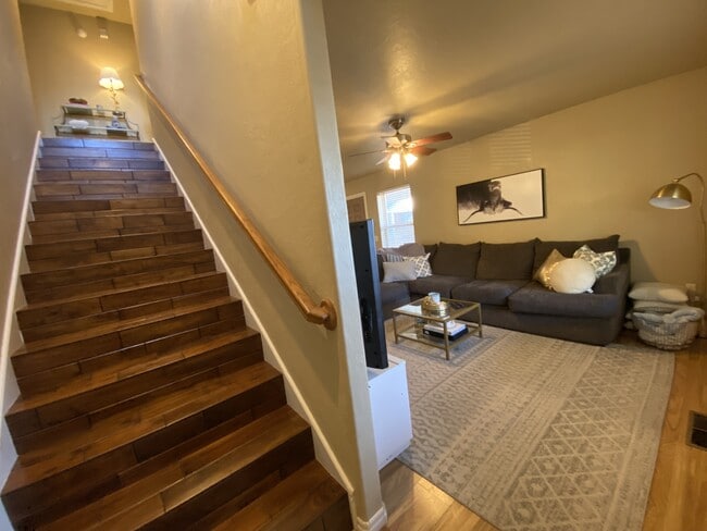 Photo - 210 McCullough St