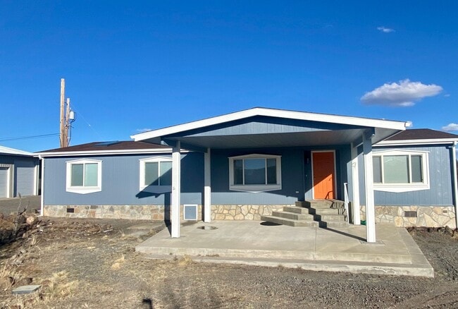 Building Photo - 3 Bedroom 2 Bathroom house in Crooked River Ranch with huge views and a shop!