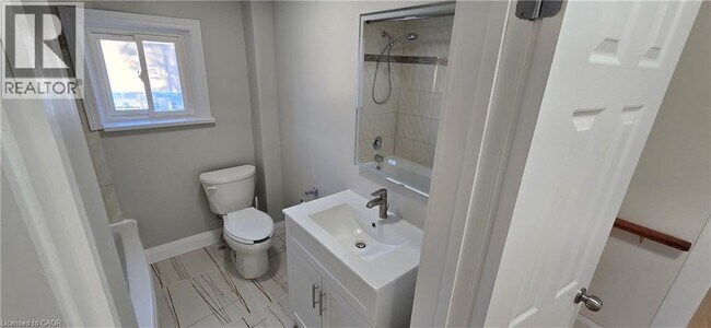 Photo - 42 Madison Ave N Unité Upper (2)