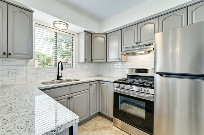Building Photo - 204 Northwest Dr Unit B