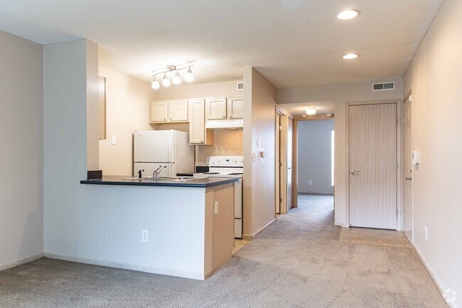 1BR, 1BA - 561SF - Living Room - Heritage Glen