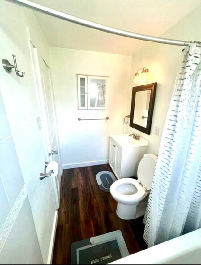 Photo - 2117 Everett St Unit B