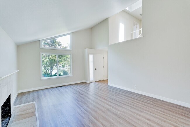 Photo - $8500-Mountain View 4 bedroom 3 baths in great neighborhood!