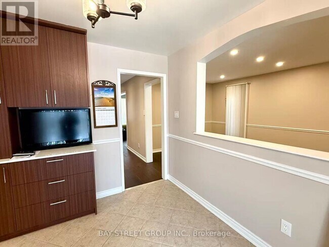 Photo - 4497 Longmoor Rd