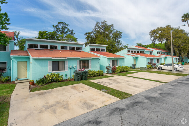 Building Photo - Whispering Oaks Town Homes