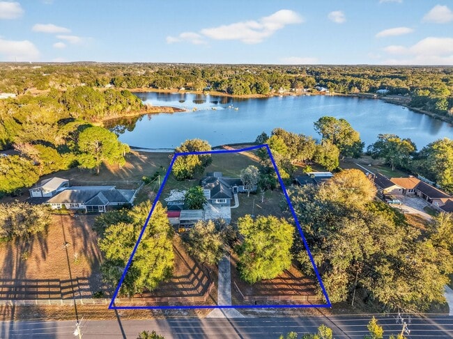 Photo - Lakefront 4-Bedroom Home for Rent in Beautiful Umatilla, FL