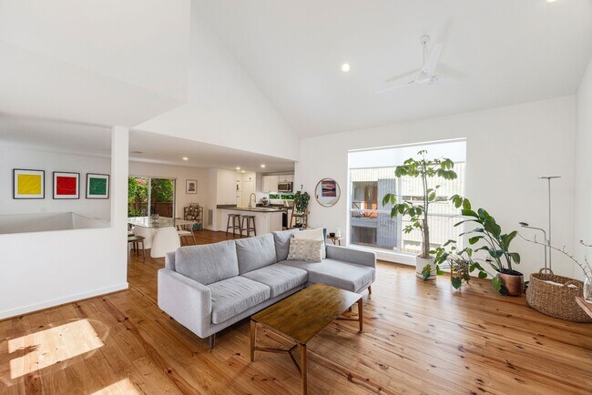 Photo - 824 Ruthven St