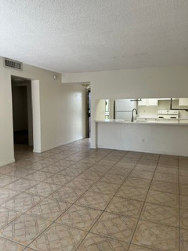 Photo - $300 OFF FIRST MONTHS RENT! Tampa Racquet Club! Unidad 310