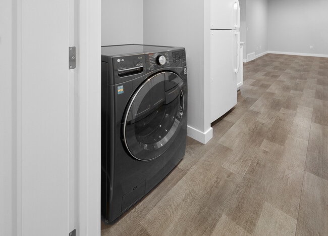 Photo - 1358 Erker Cres NW