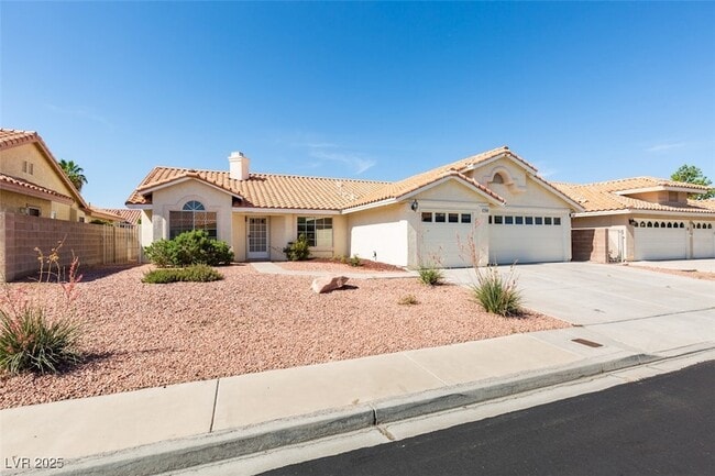 Photo - 1744 Knotty Pine