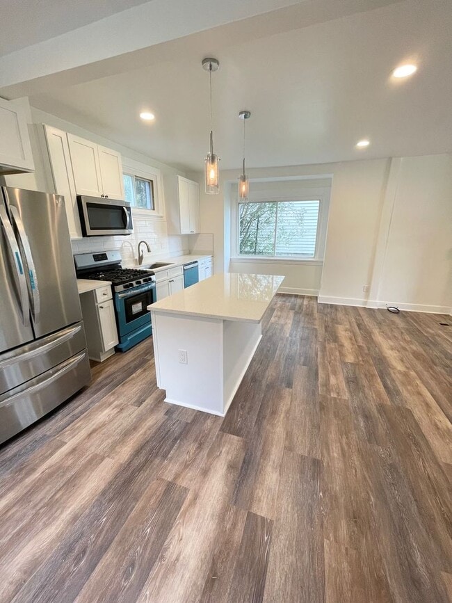 Building Photo - Entirely Remodeled 3 Bedroom, 1 Bathroom i... Rental
