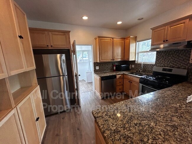 Photo - 3774 Yates St