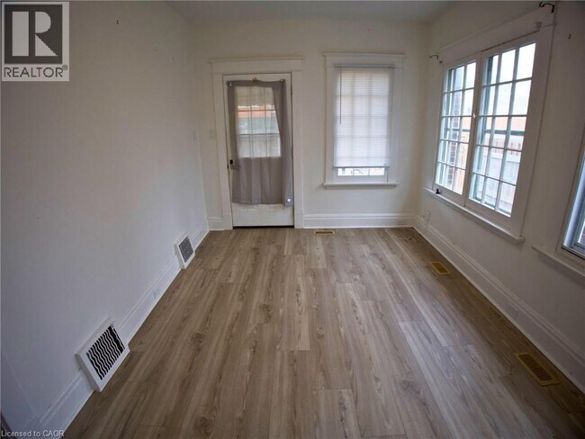 Photo - 511 King St Unité B