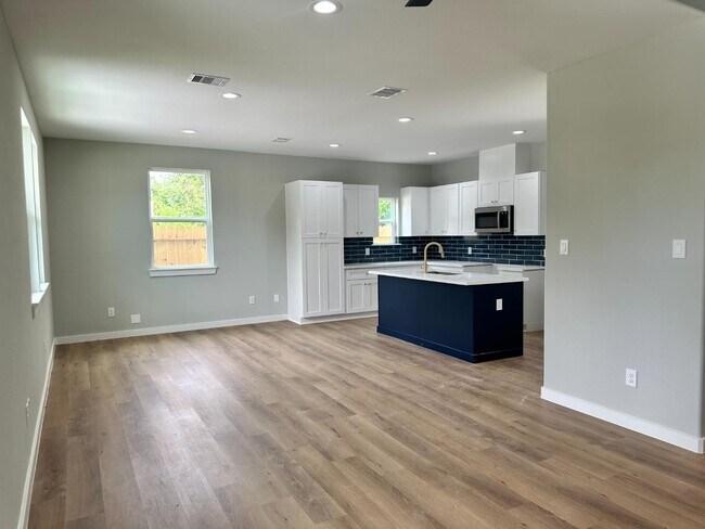 Photo - 8404 Tate St Unidad A