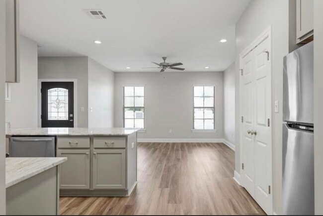 Photo - 139 Iberia St