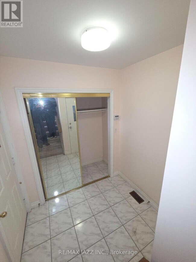 Photo - 132 Victoria St N