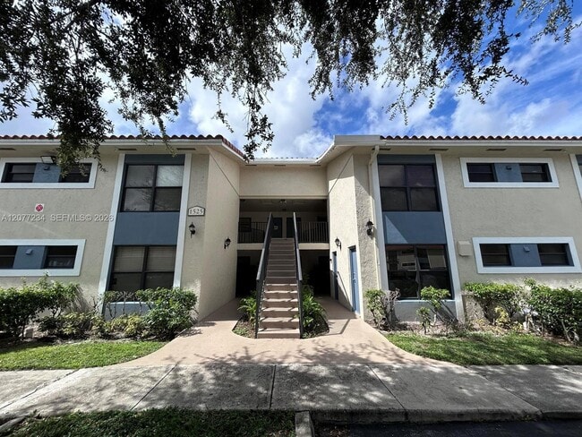 Building Photo - 1525 Lake Crystal Dr Unit D