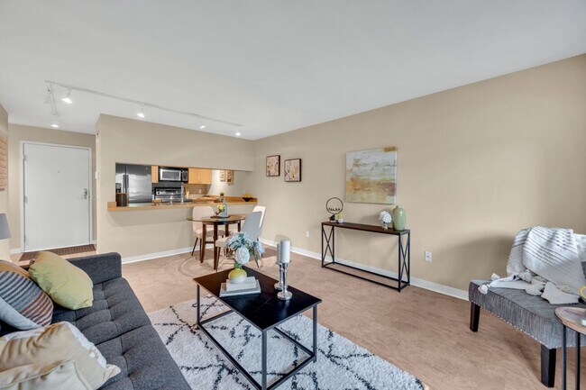 Photo - The Courtyard on Queen Anne Unidad 319