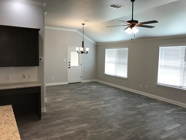 Building Photo - Gorgeous 2 bed/2 bath near Bunny Trail